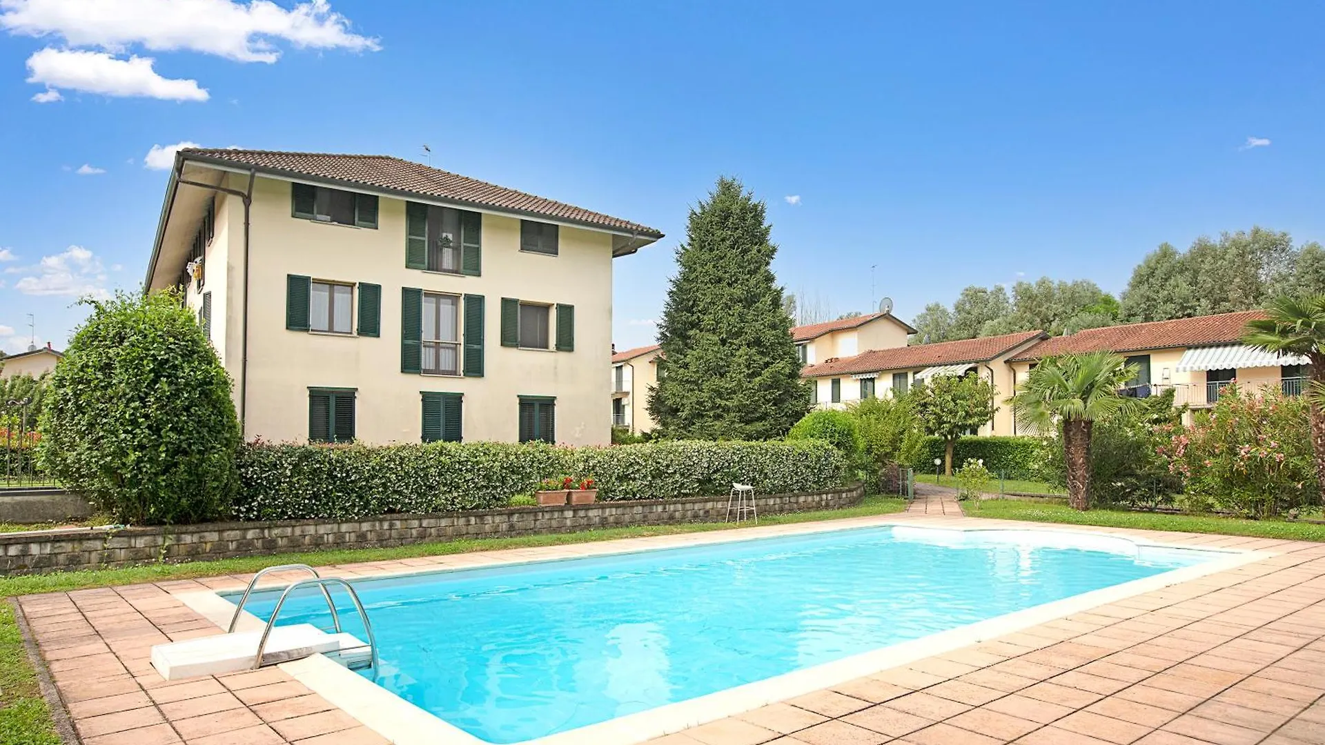 Angera Relax & Pool - Happy Rentals